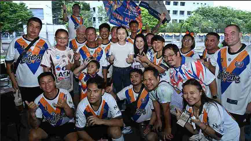 ไม่ทิ้งกัน มาดามแป้ง ร่วมกับแฟนคลับสิงห์เจ้าท่า บริจาคเงินช่วยเหลือศูนย์พักพิงชายแดน